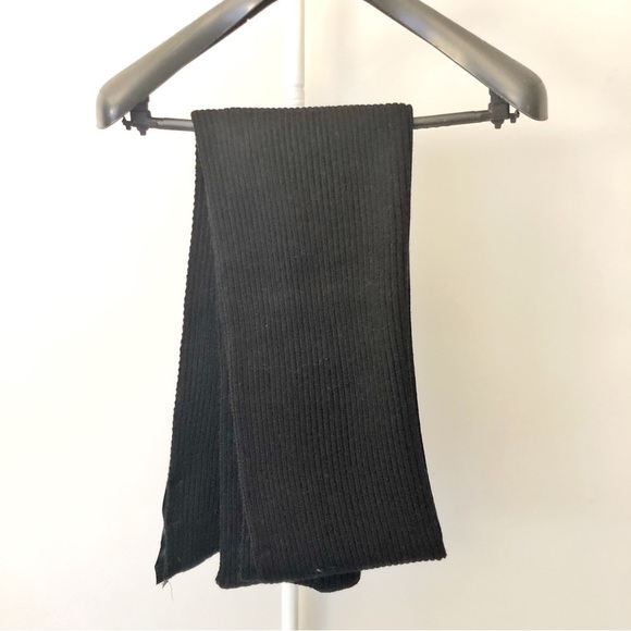 ZARA Black Minimalist Contemporary Winter Knitted Scarf Accessories. - Picture 3 of 9